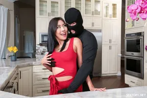 Cháu trai ngượng ngùng khi bị dì phát hiện trộm quần lót thủ dâm