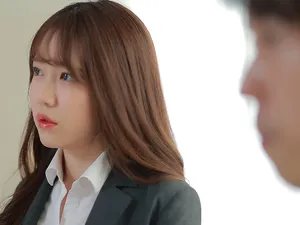 Sau khi mua sắm xong, tôi quay lại và đè cô nữ sinh năm 2002 xuống ghế sofa và quan hệ với cô ấy