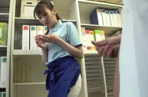 Vú em to làm buồi anh sướng bắn tinh ngập bể bơi